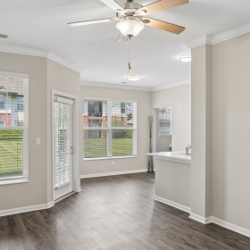 Vacant livingroom with wite walls